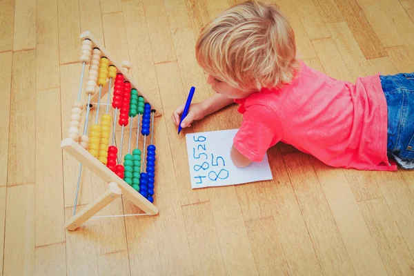 Küçük çocuk öğrenme evde numaraları — Stok fotoğraf