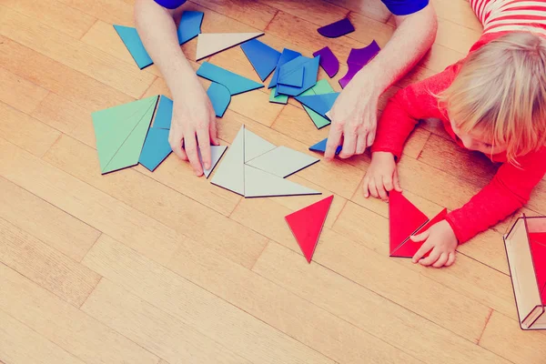 Enseignant et enfant jouant avec des formes géométriques, apprentissage précoce — Photo