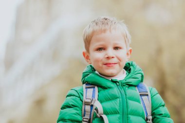 küçük çocuk Europe şehirde seyahat