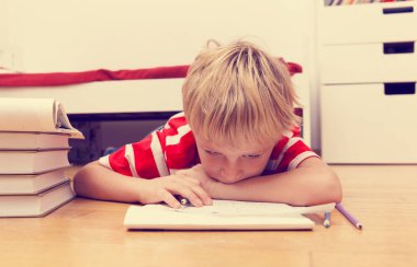 ödev yapmak küçük çocuk nefret ediyor