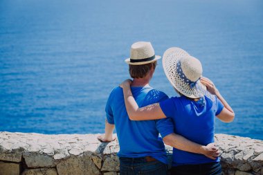 mutlu genç bir çift deniz tatil