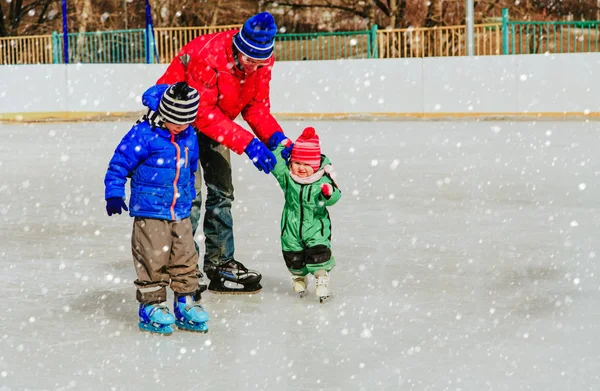 Apa, két gyerek, télen korcsolyázás — Stock Fotó