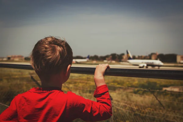 Niño mirando aviones despegar en el aeropuerto — Foto de Stock