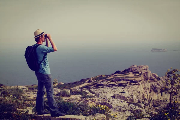 Jeune randonnée touristique en montagne — Photo