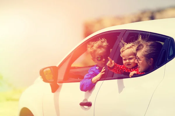 Mother with son and daughter travel by car — Stock Photo, Image