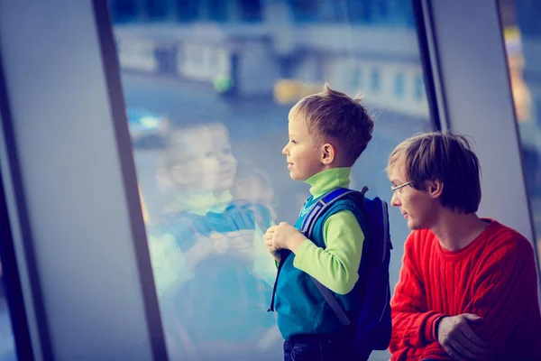 Familienreise - Vater und Sohn am Flughafen — Stockfoto