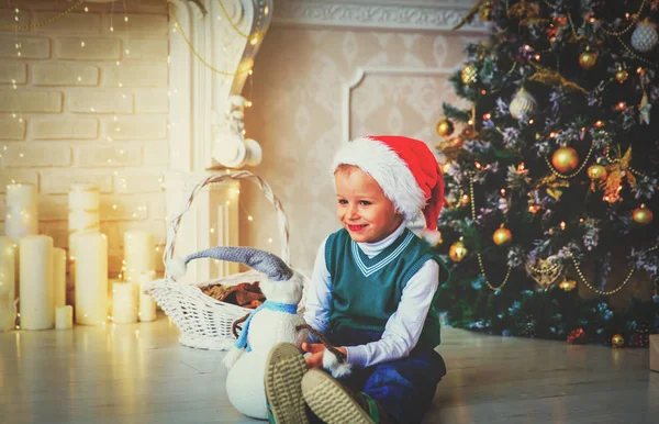 Μικρό αγόρι με χιονάνθρωπο σε διακοσμημένο σαλόνι — Φωτογραφία Αρχείου