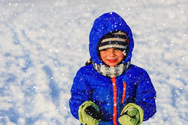 Cute little boy enjoy snow in winter nature — Stock Photo, Image