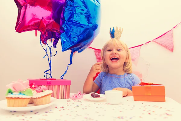 Söt liten flicka med presenterar på födelsedagsfest — Stockfoto