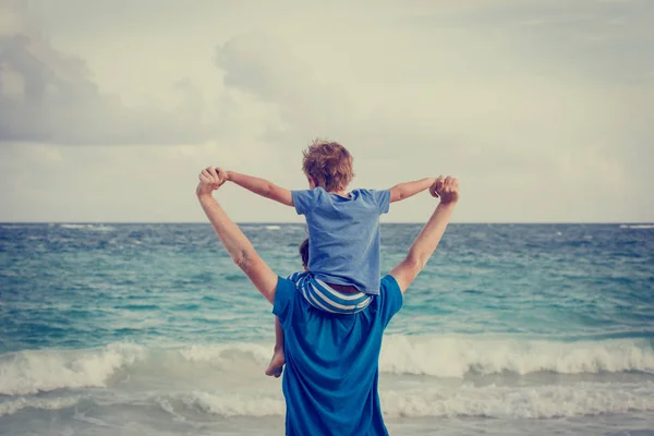 Felice padre e figlio che giocano in mare — Foto Stock