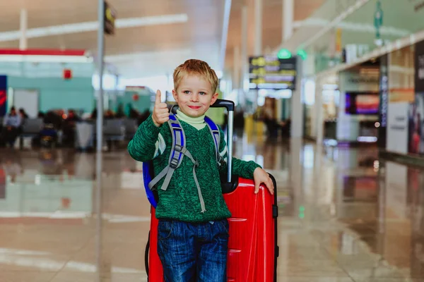 Liten pojke älskar resor på flygplatsen — Stockfoto