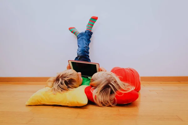 Niño y niña mirando almohadilla táctil —  Fotos de Stock