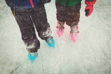 çocuklar kışın paten için öğrenme