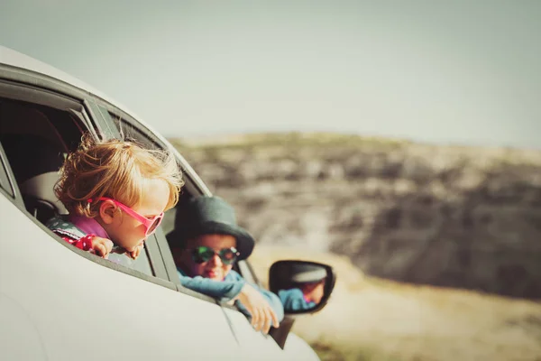 Mały chłopiec i dziewczynka podróż samochodem w górach — Zdjęcie stockowe