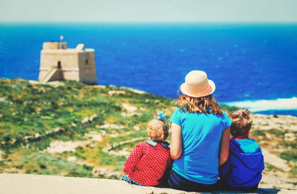 Viagem em família mãe com dois filhos olhando para a vista cênica — Fotografia de Stock