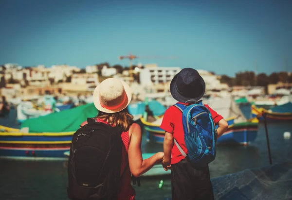 Mor och son tittar på traditionella båtar i Malta — Stockfoto