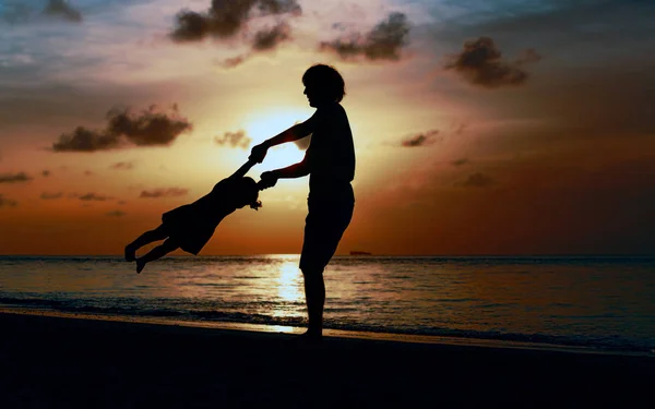Pai e filha brincando de silhuetas ao pôr-do-sol — Fotografia de Stock