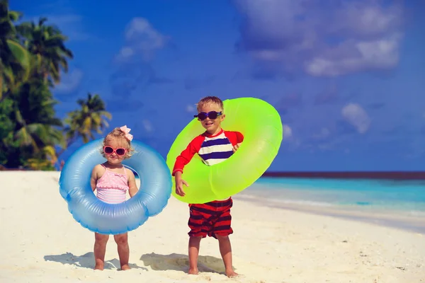 Bonito menino e criança menina jogar na praia — Fotografia de Stock
