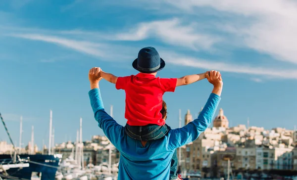 Família viagem feliz pai e pequeno filho nos ombros jogar no céu — Fotografia de Stock