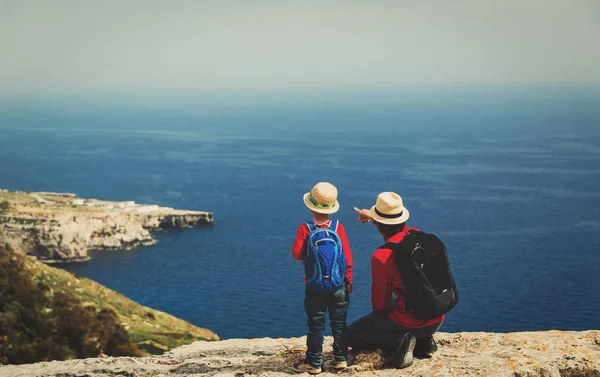 Viagens em família - pai e filho olhando para a vista panorâmica das montanhas para o mar — Fotografia de Stock