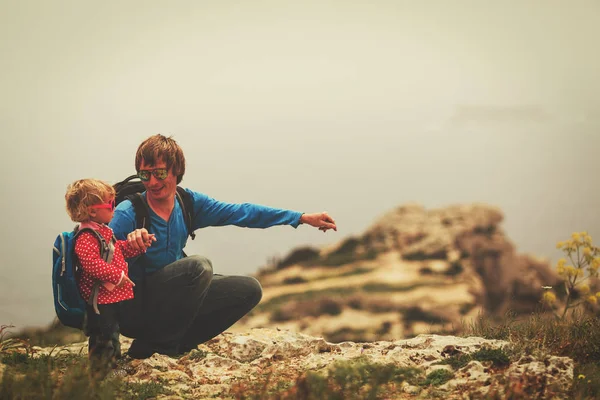 Father and little daughter hiking in mountains — Stock Photo, Image