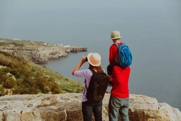 Jeune famille avec petit enfant randonnée dans les montagnes pittoresques — Photo