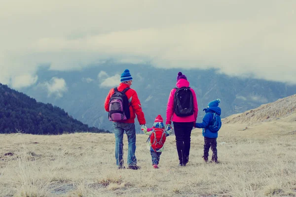 冬の山でのハイキング 2 人の子供連れのご家族 — ストック写真