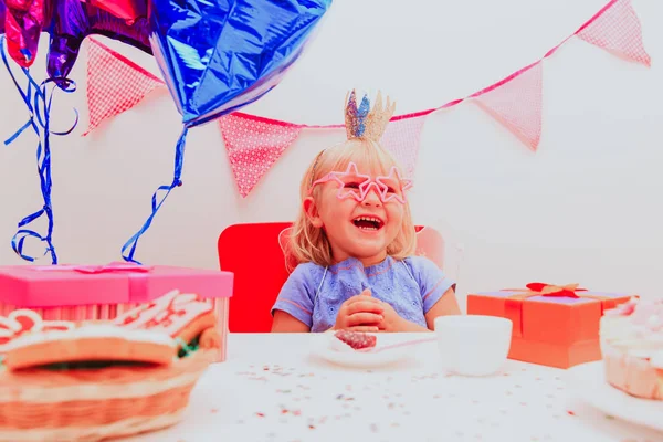 Linda niña con regalos en la fiesta de cumpleaños —  Fotos de Stock