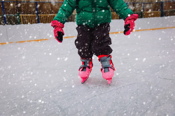 Litte girl imparare a pattinare sul ghiaccio in inverno — Foto Stock