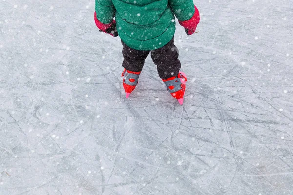 Litte menina aprendendo a patinar no gelo no inverno — Fotografia de Stock