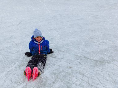 sevimli küçük çocuk öğrenme kışın paten için