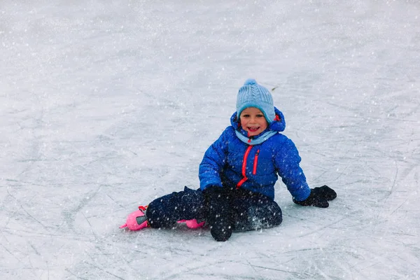Милый маленький мальчик учится кататься зимой — стоковое фото