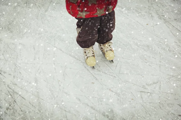 Πόδια παιδί που μαθαίνει να κάνει πατινάζ στον πάγο το χειμώνα — Φωτογραφία Αρχείου