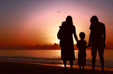 sunset Beach iki çocuklu mutlu aile