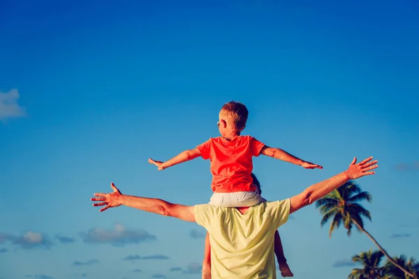 Feliz padre e hijo pequeño en hombros jugar en el cielo — Foto de Stock