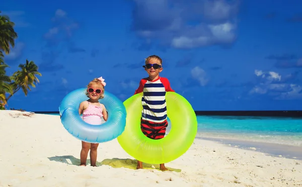 Roztomilý malý chlapec a batole dívka hra na pláži — Stock fotografie