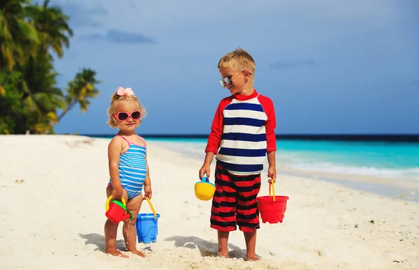 Bonito menino e criança menina jogar com areia na praia — Fotografia de Stock