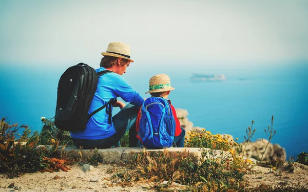 Сімейні подорожі батько і син пішохідний туризм з рюкзаком в горах — стокове фото