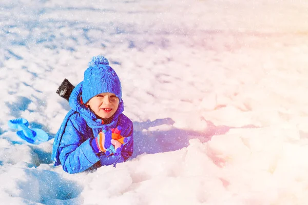 Happy little boy having fun in winter snow — Stock Photo, Image