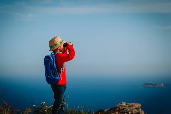 Petit garçon randonnée en montagne, voyage en famille — Photo