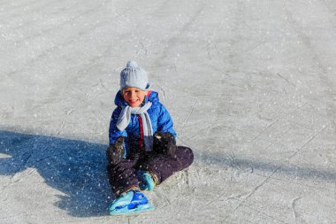mutlu küçük çocuk öğrenme kışın paten için