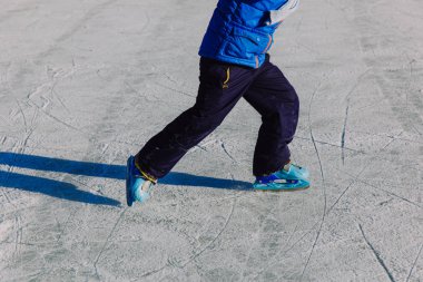 küçük çocuk kışın buz pateni