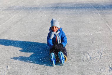 mutlu küçük çocuk öğrenme kışın paten için