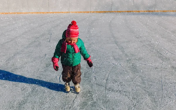 Χαριτωμένο κοριτσάκι που μαθαίνει να κάνει πατινάζ το χειμώνα — Φωτογραφία Αρχείου