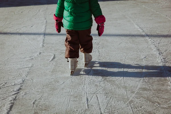 Voeten kind leren om te skaten op ijs in de winter — Stockfoto