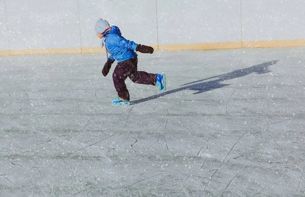 Pequeño niño patinaje en invierno naturaleza — Foto de Stock