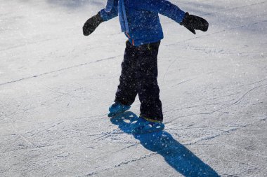 küçük çocuk kışın buz pateni