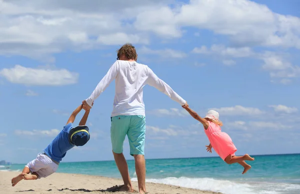 Padre con figlio e figlia giocare in spiaggia — Foto Stock