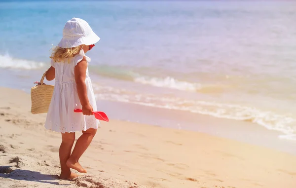 Niña caminando en la playa tropical de verano —  Fotos de Stock