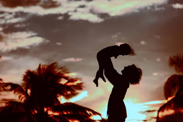 Padre e figlioletta giocano sulla spiaggia al tramonto — Foto Stock